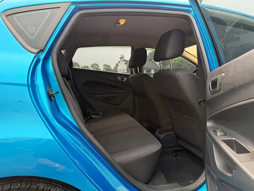 Ford Fiesta 2014 — фото 11