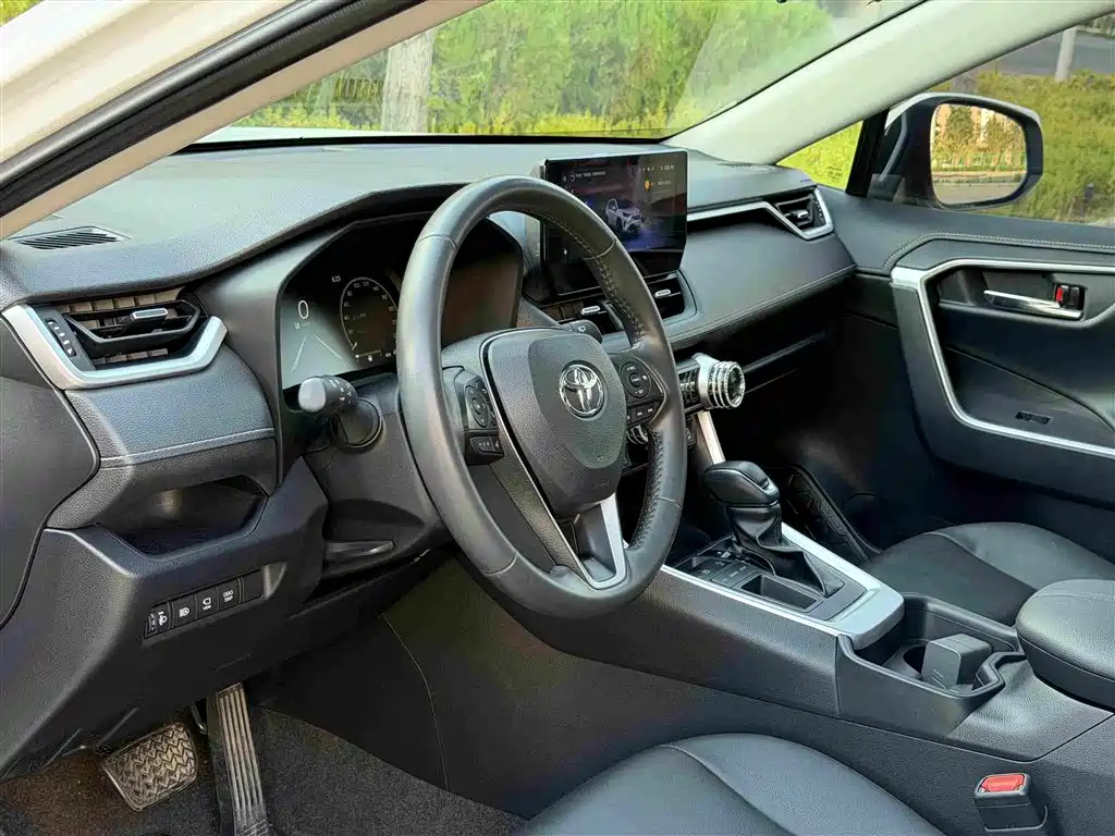 Toyota RAV4 2023 — фото 11