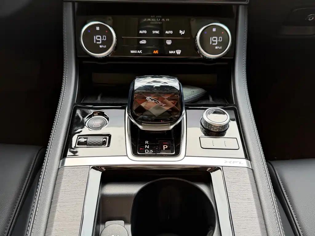 Jaguar XFL 2022 — фото 15