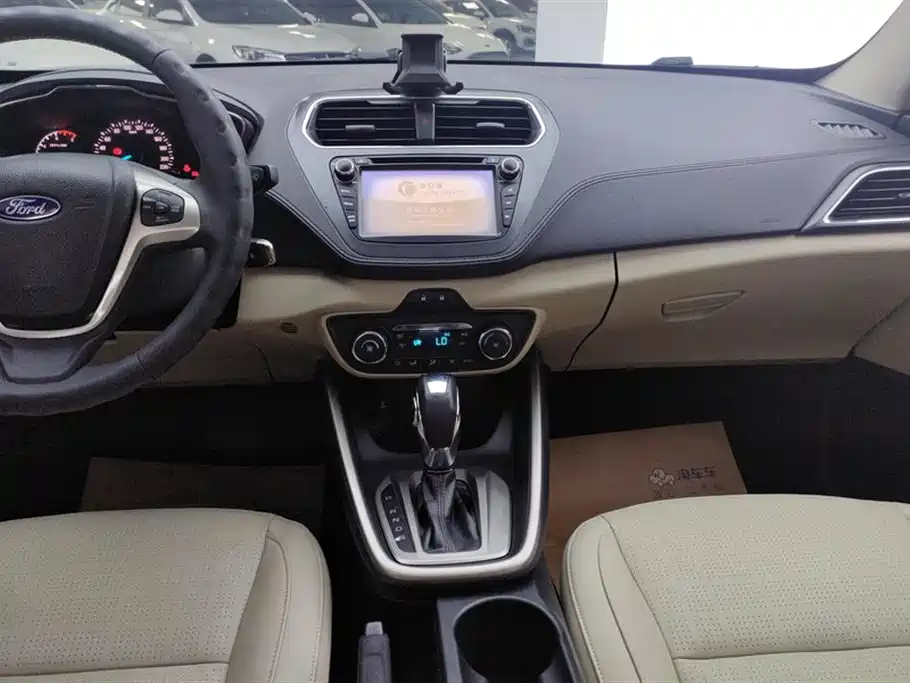 Ford Escort 2015 — фото 13