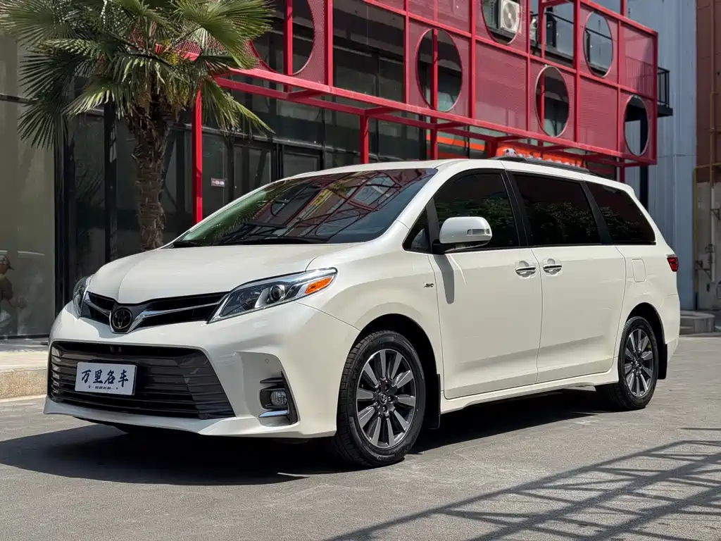 Toyota Sienna 2019 — фото 1