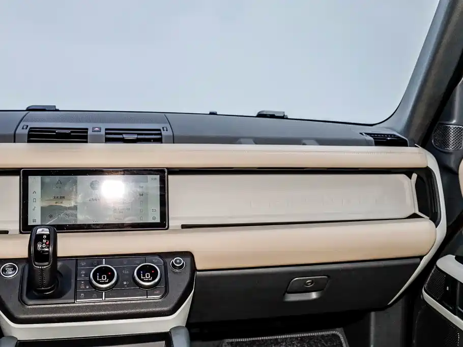 Land Rover Defender 2020 — фото 35