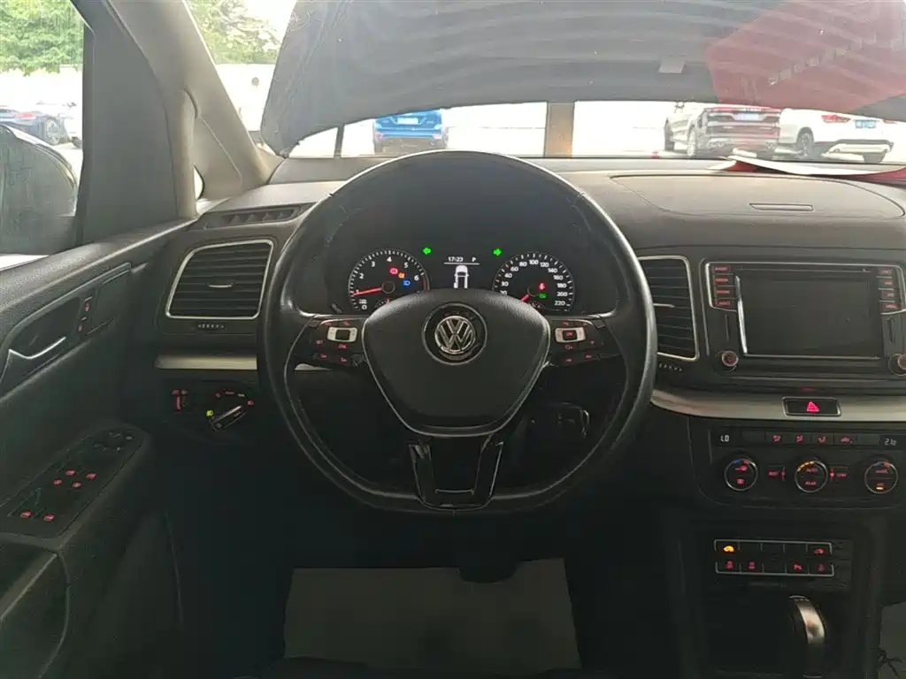 Volkswagen Sharan 2017 — фото 11
