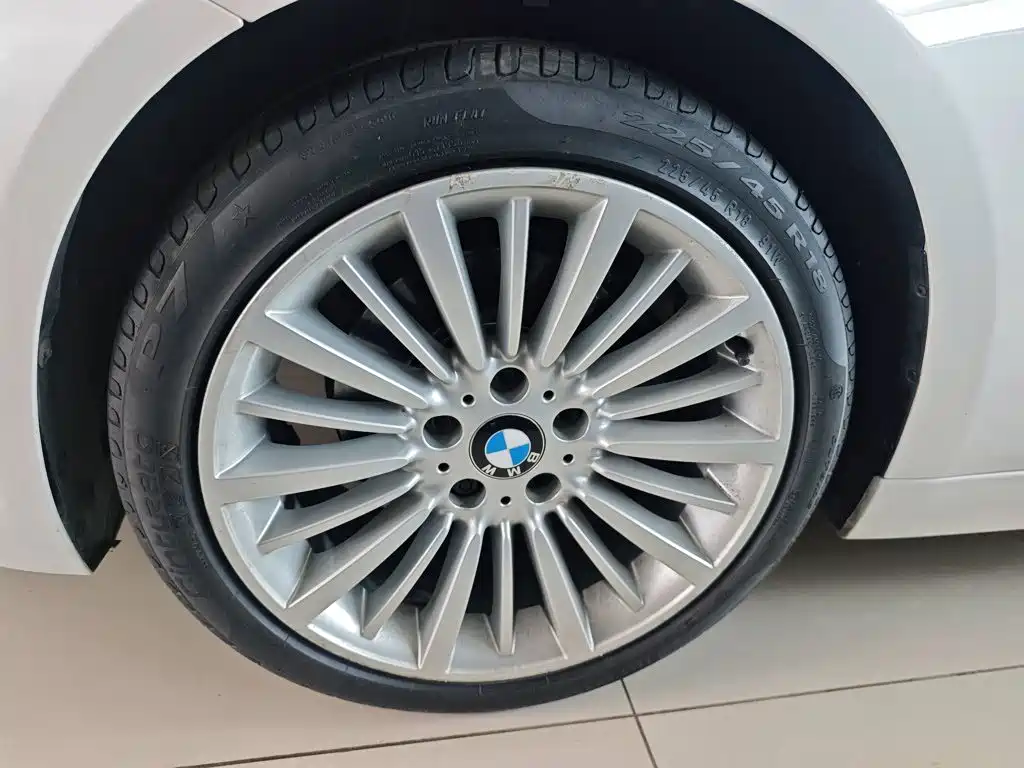 BMW 3 Series 2018 — фото 12
