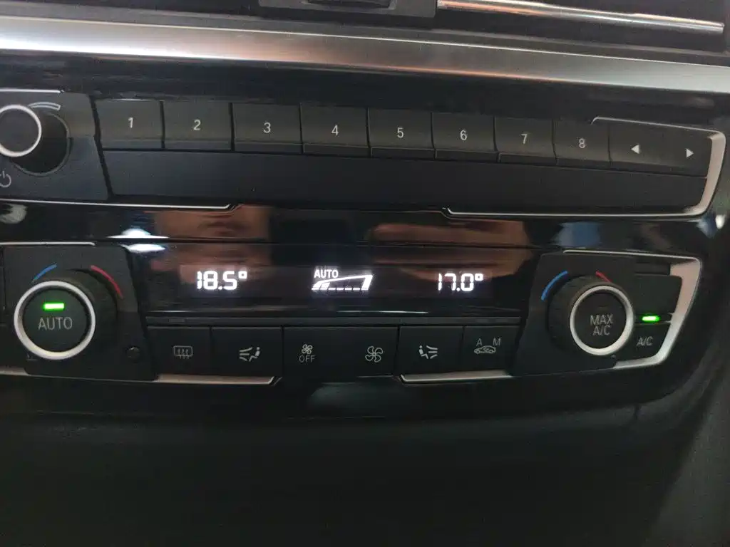 BMW 3 Series 2018 — фото 19