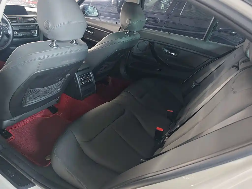 BMW 3 Series 2018 — фото 18