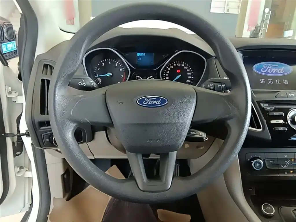 Ford Focus 2018 — фото 11