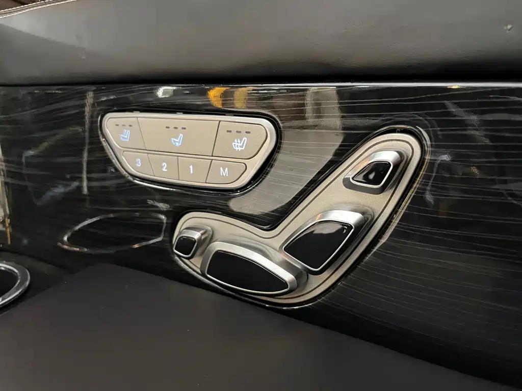 Mercedes-Benz V-Class 2019 — фото 15