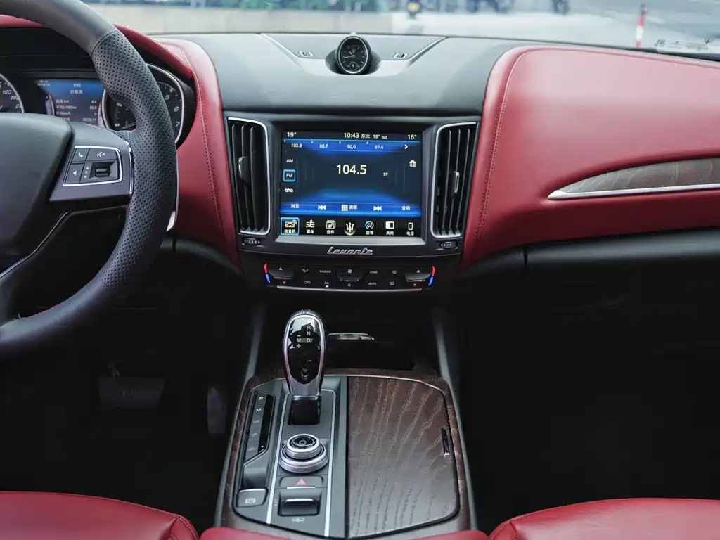 Maserati Levante 2018 — фото 12