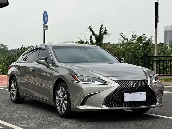 Lexus ES 2020