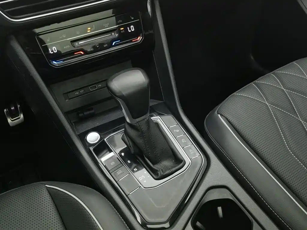 Volkswagen Tiguan L 2023 — фото 13