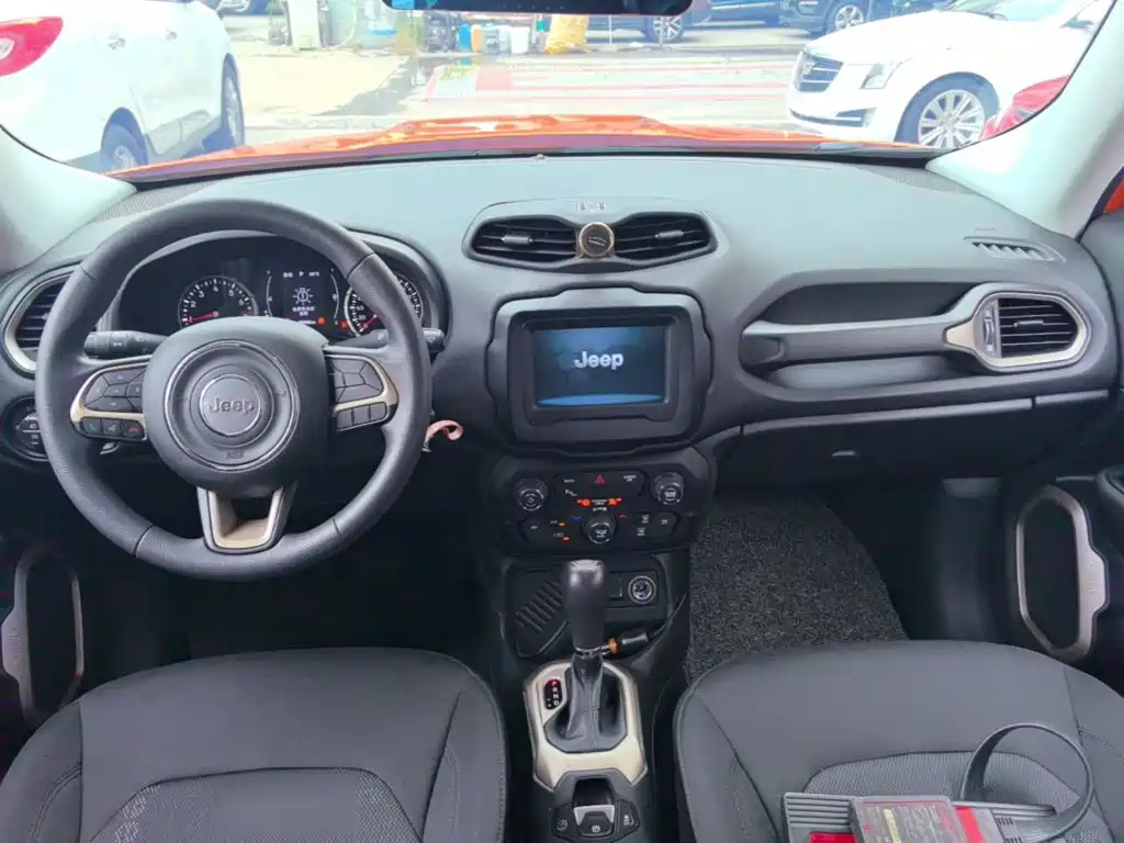 Jeep Renegade 2018 — фото 10