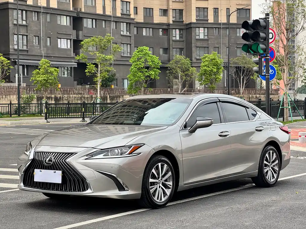 Lexus ES 2021 — фото 1
