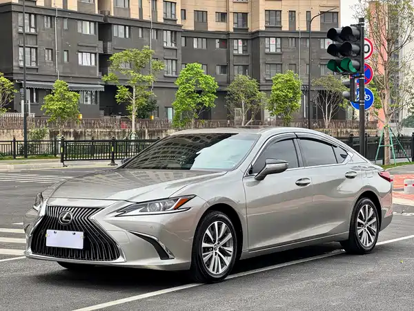 Lexus ES 2020