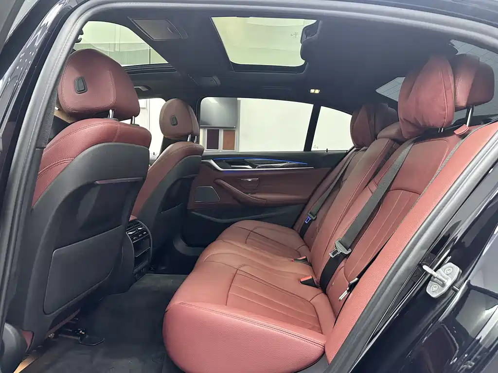 BMW 5 Series 2019 — фото 11