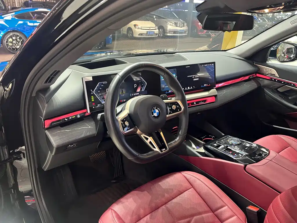BMW 5 Series 2025 — фото 10