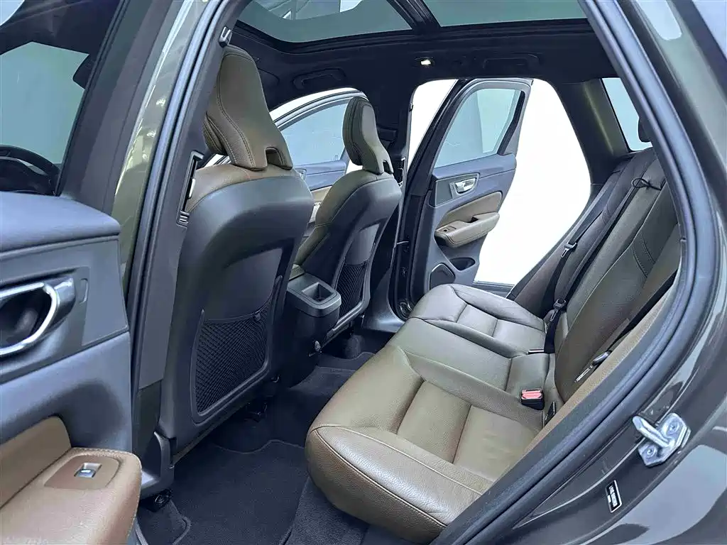 Volvo XC60 2022 — фото 9