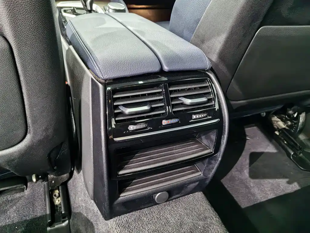BMW 5 Series 2019 — фото 17