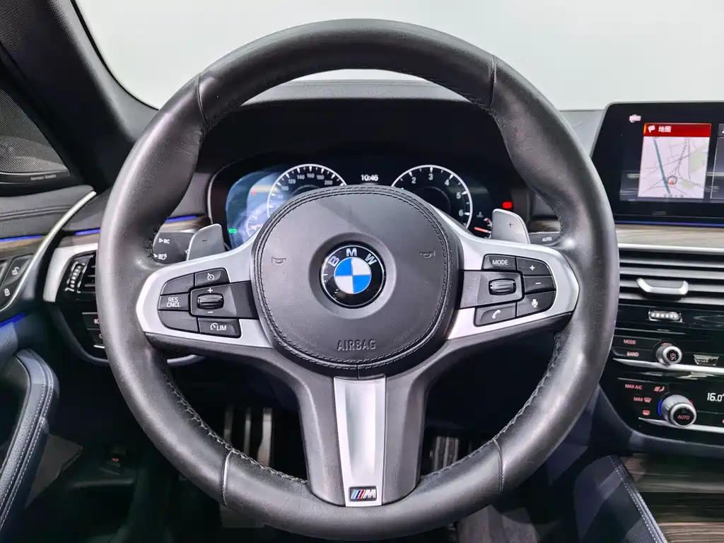 BMW 5 Series 2019 — фото 10