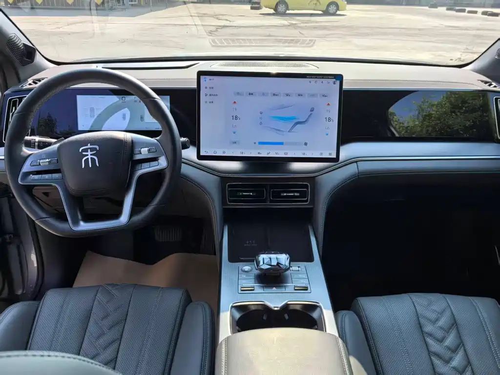 BYD L DM-i 2025 — фото 4