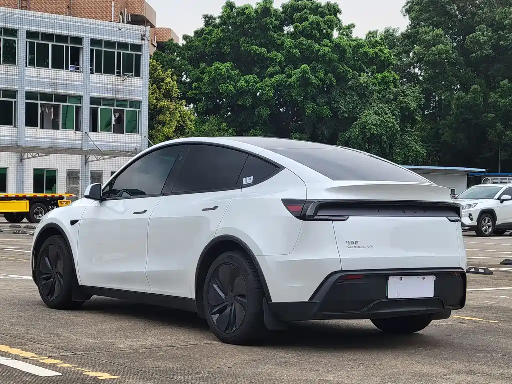 Tesla Model Y 2026 — фото 16