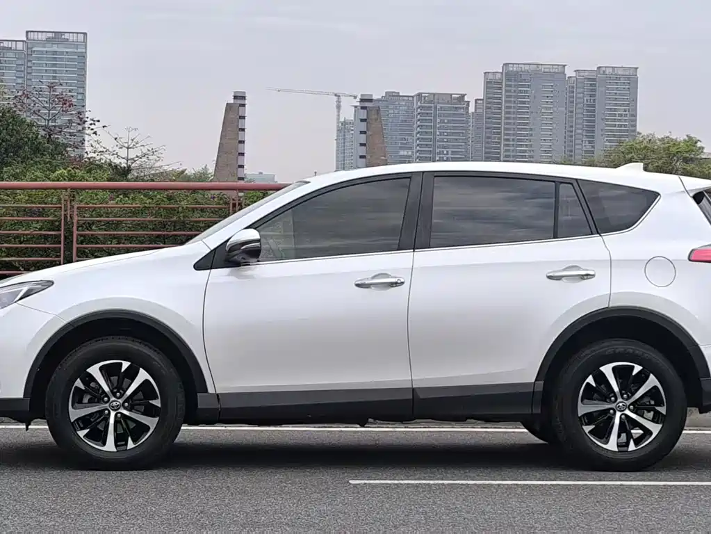 Toyota RAV4 2017 — фото 7