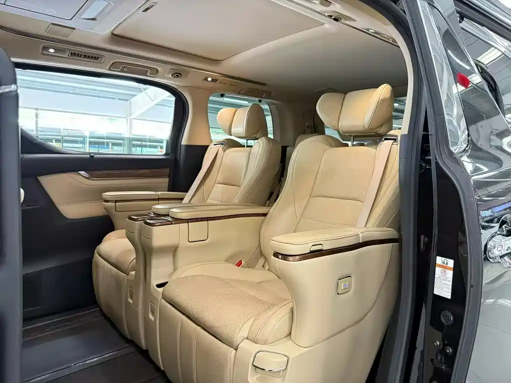 Toyota Alphard 2017 — фото 3