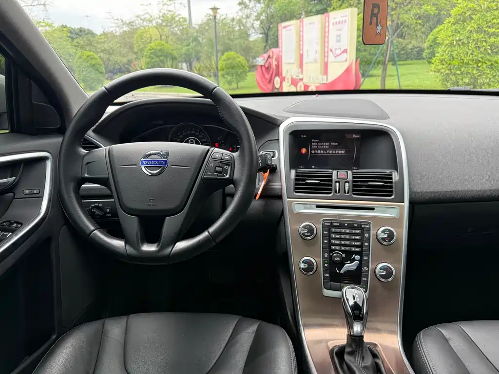 Volvo XC60 2017 — фото 10