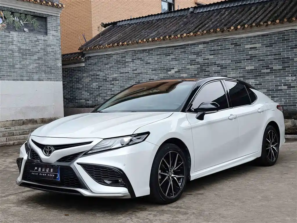 Toyota Camry 2022 — фото 1