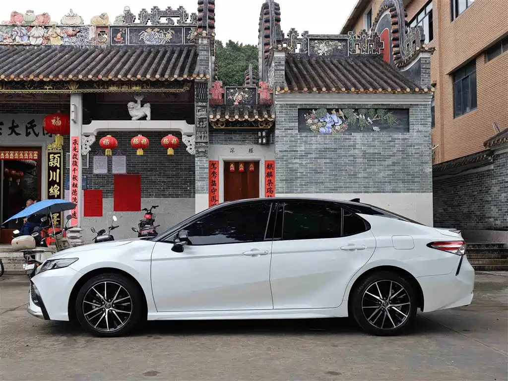 Toyota Camry 2022 — фото 10
