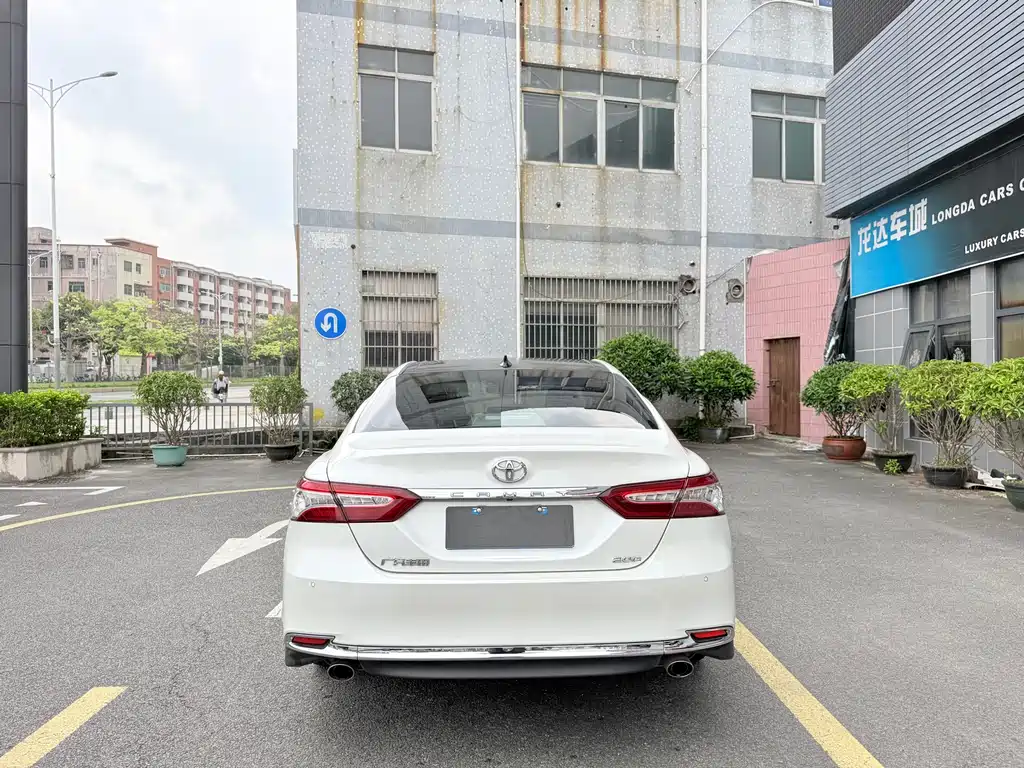 Toyota Camry 2023 — фото 5