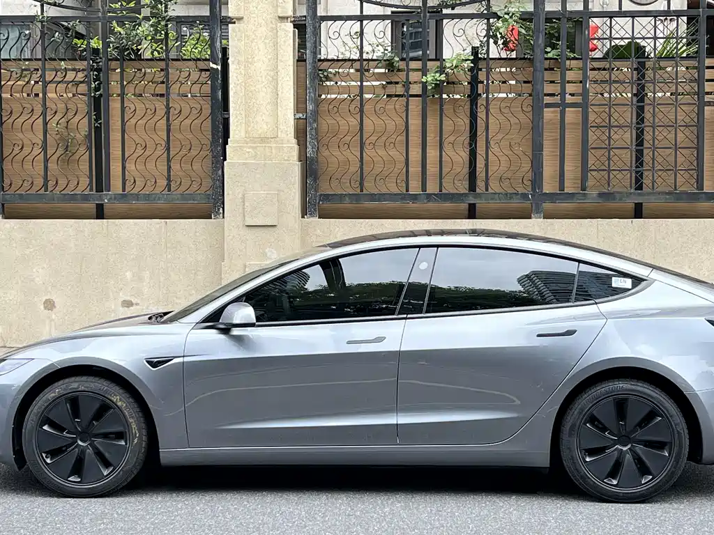 Tesla Model 3 2025 — фото 3