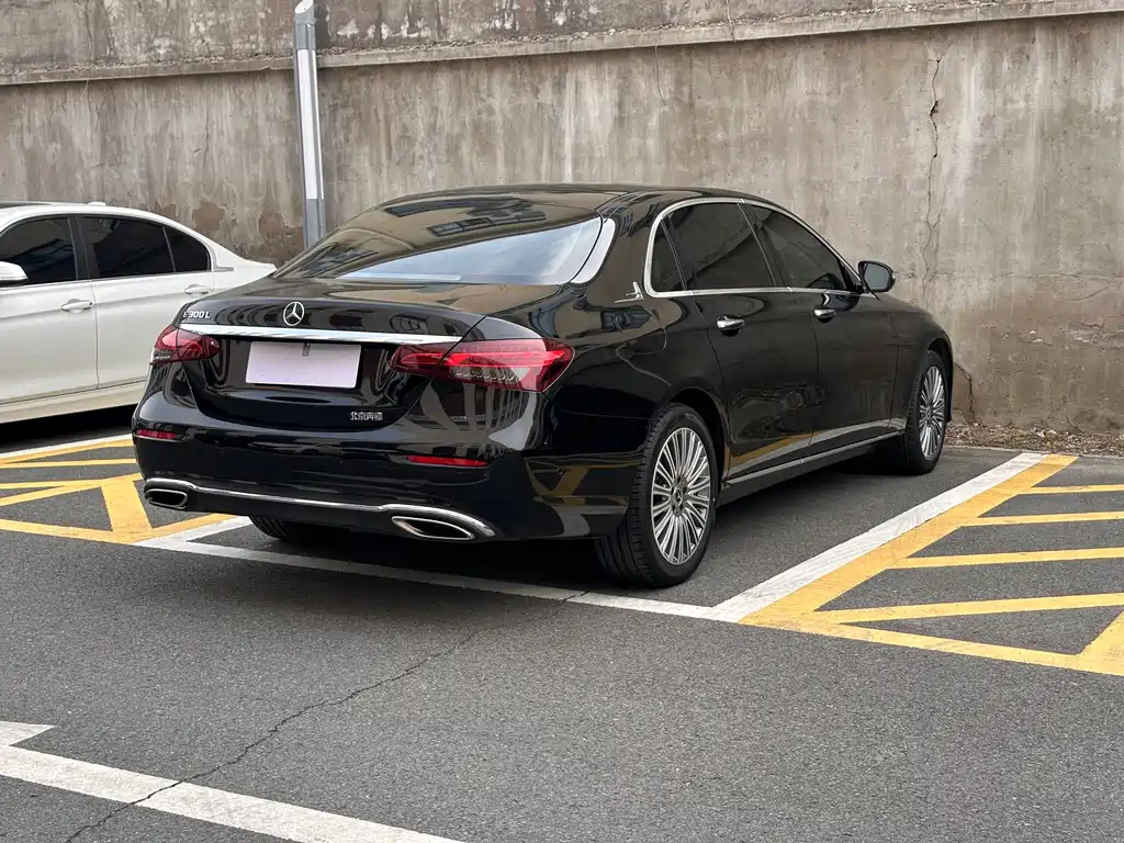 Mercedes-Benz E-Class 2023 — фото 13