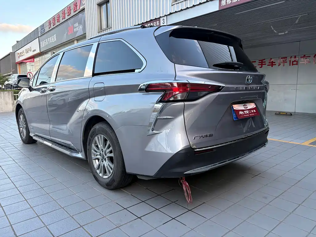 Toyota Sienna 2023 — фото 18