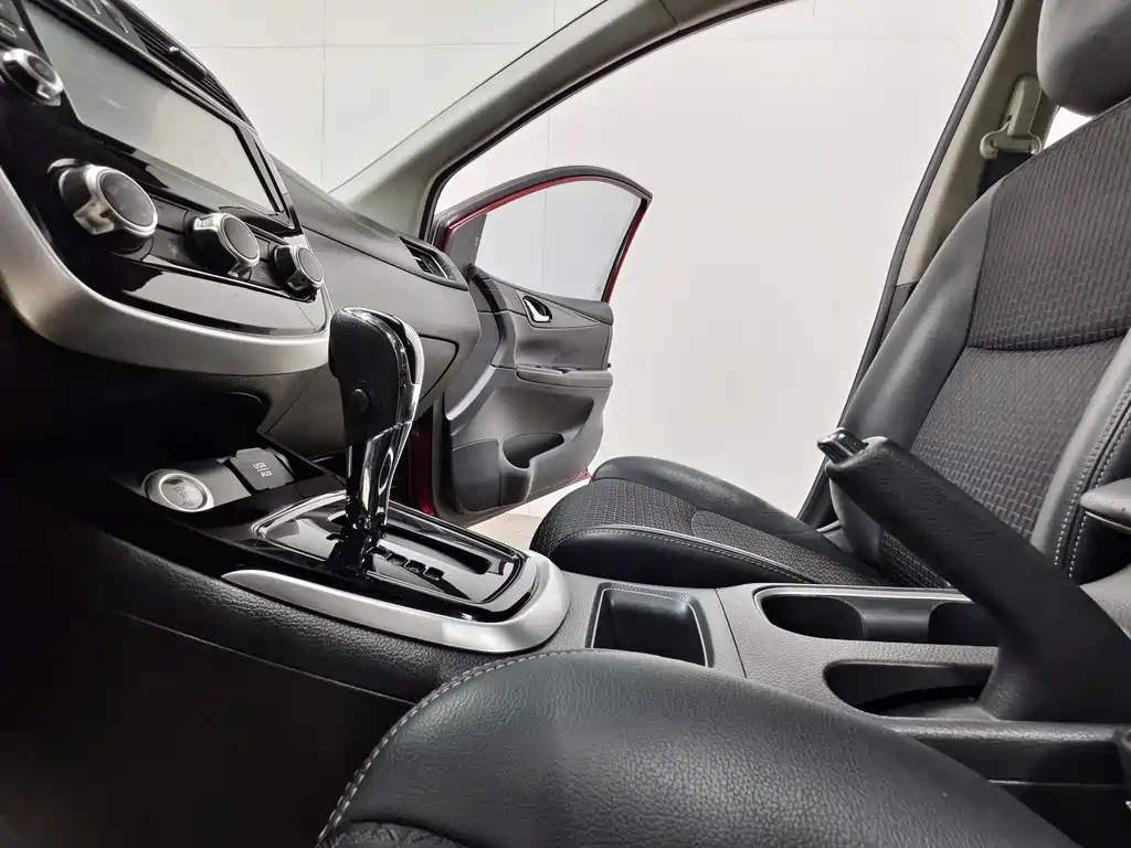 Nissan Tiida 2017 — фото 12
