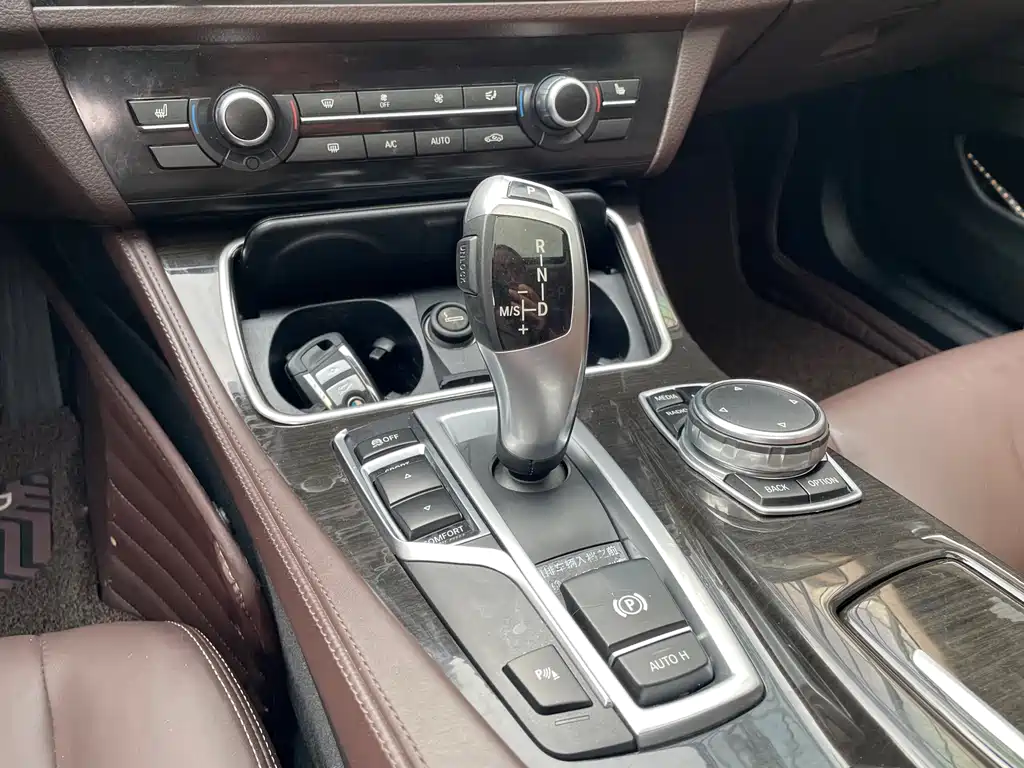 BMW 5 Series 2015 — фото 13