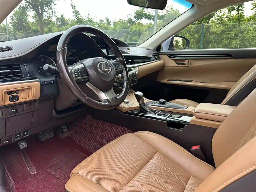Lexus ES 2017 — фото 15