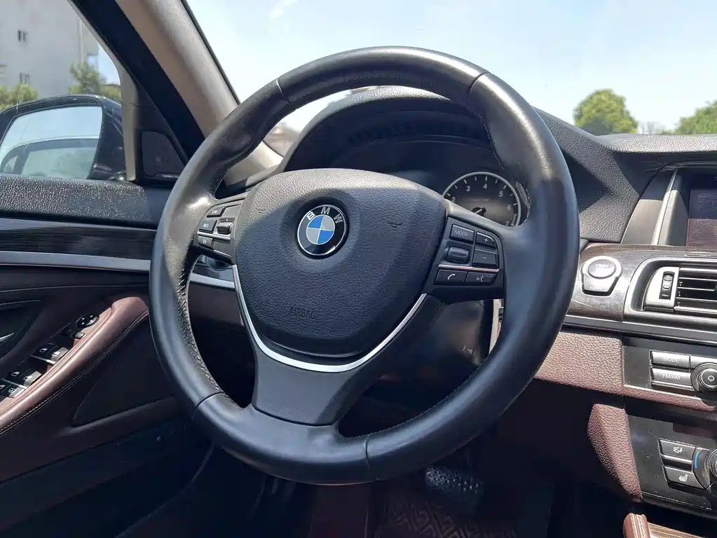 BMW 5 Series New Energy 2016 — фото 12