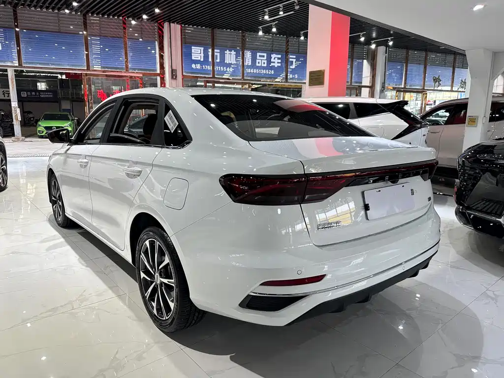 Geely Emgrand 2024