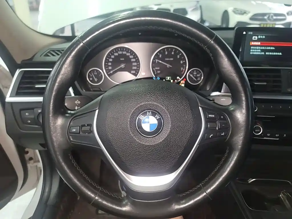 BMW 3 Series 2019 — фото 11