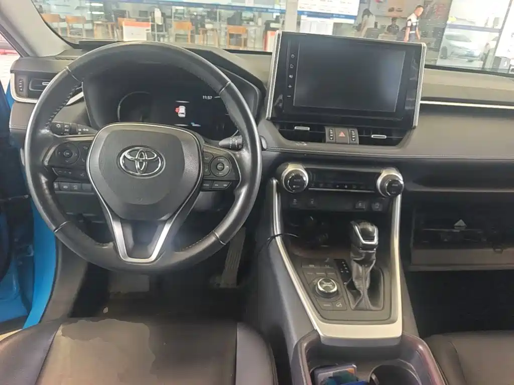 Toyota RAV4 2019 — фото 16