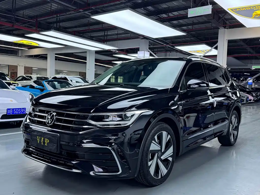 Volkswagen Tiguan L 2023 — фото 1