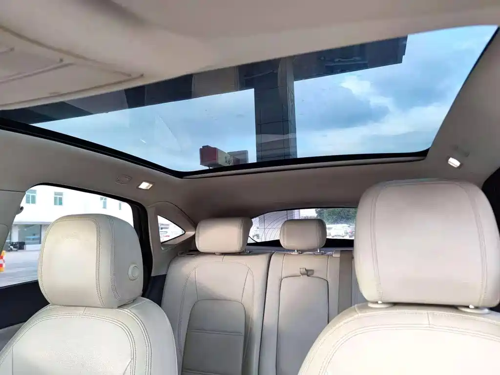 Jaguar E-PACE 2019 — фото 11