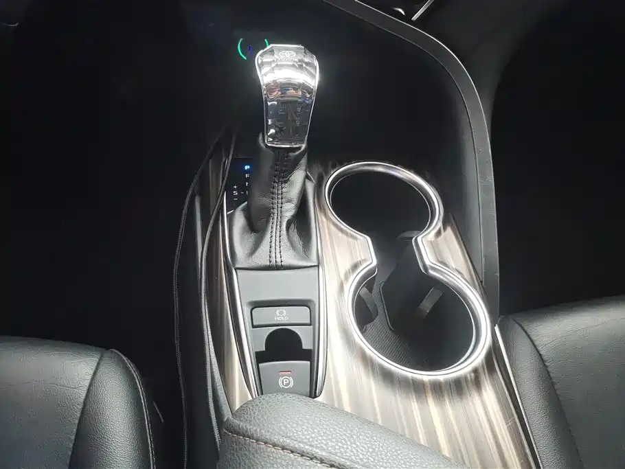 Toyota Camry 2018 — фото 16