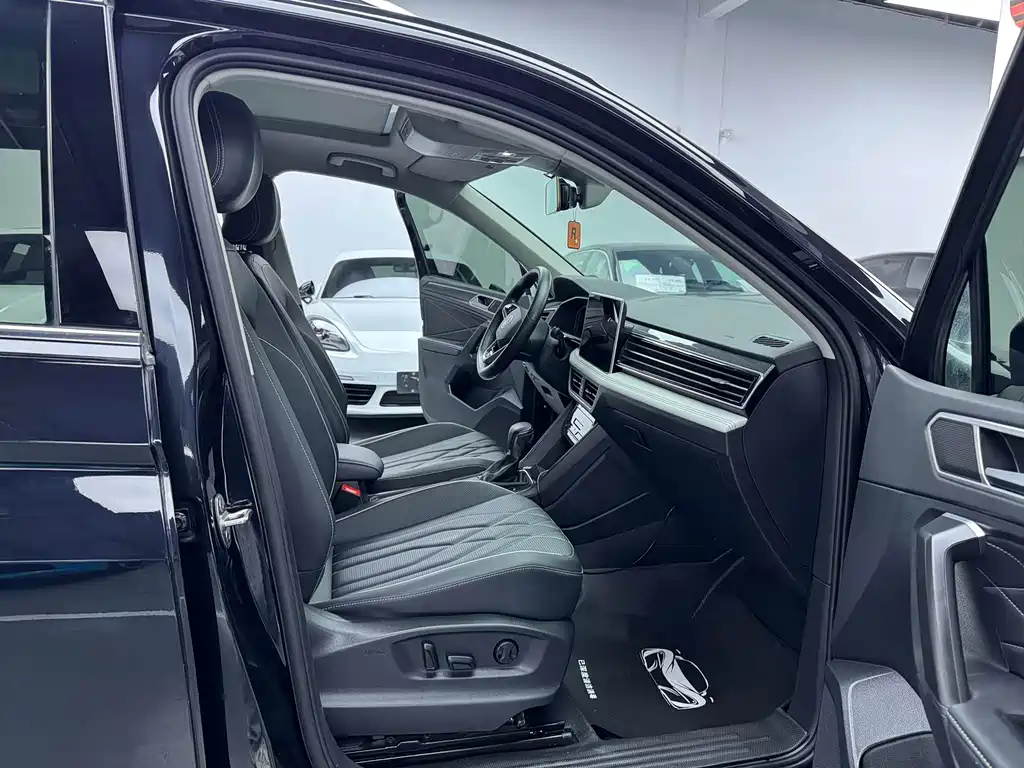 Volkswagen Tiguan L 2023 — фото 12