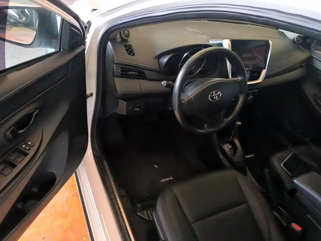 Toyota Yaris L 2019 — фото 12