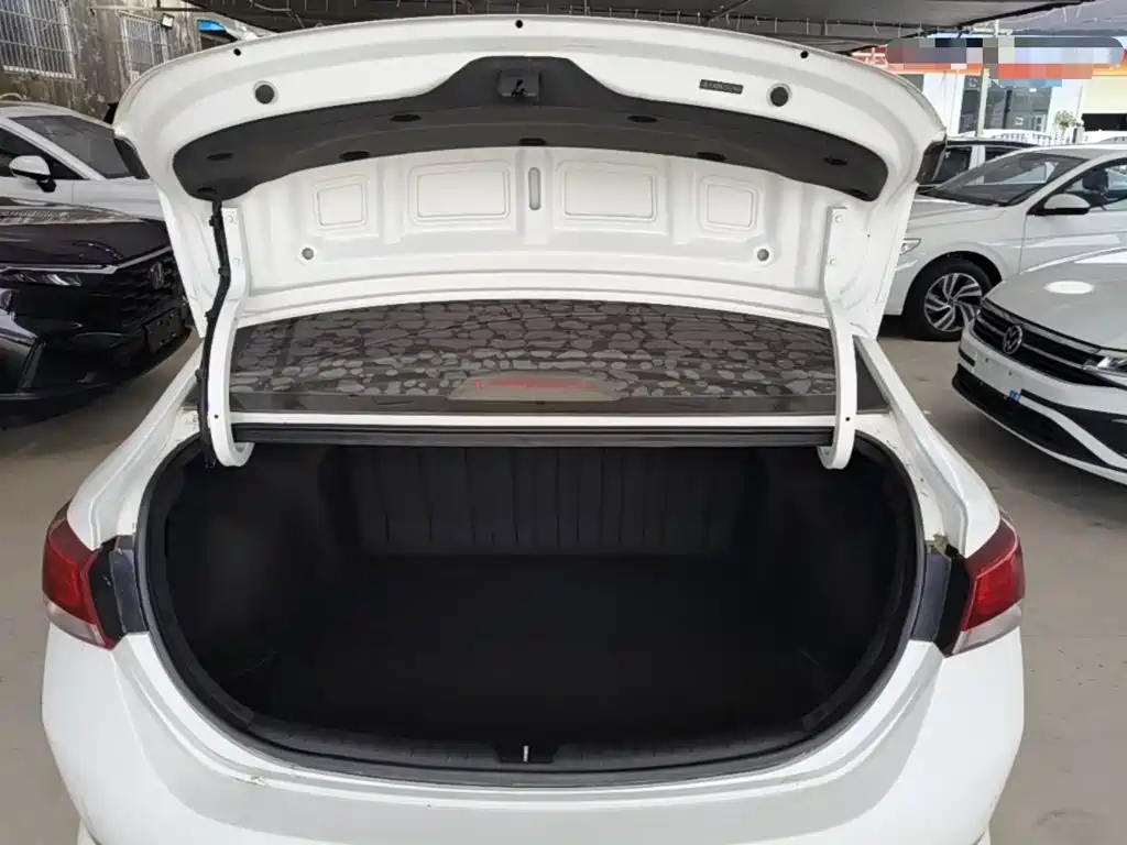 Hyundai Verna 2018 — фото 19