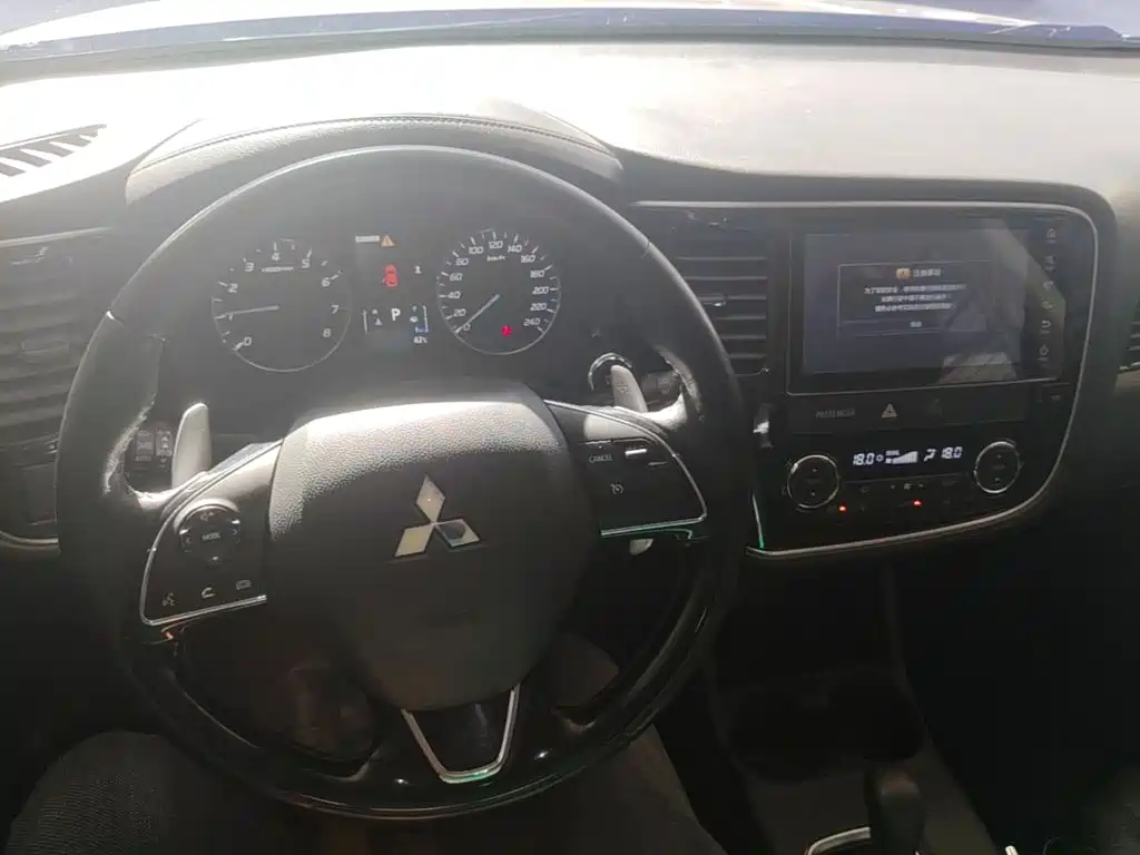 Mitsubishi Outlander 2017 — фото 10