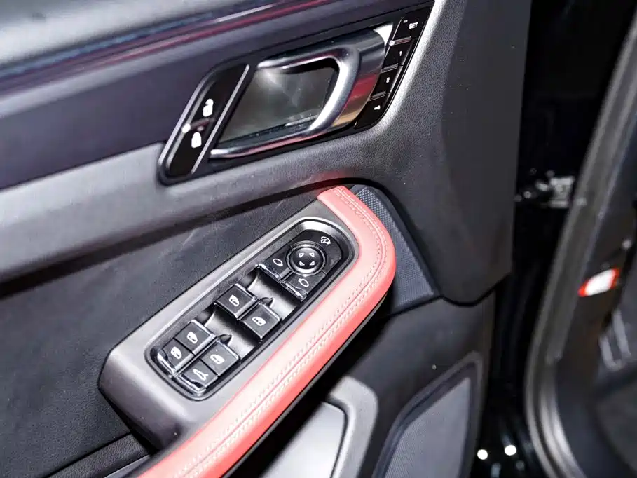 Porsche Macan 2025 — фото 17