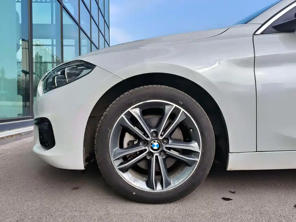 BMW 1 Series 2018 — фото 15